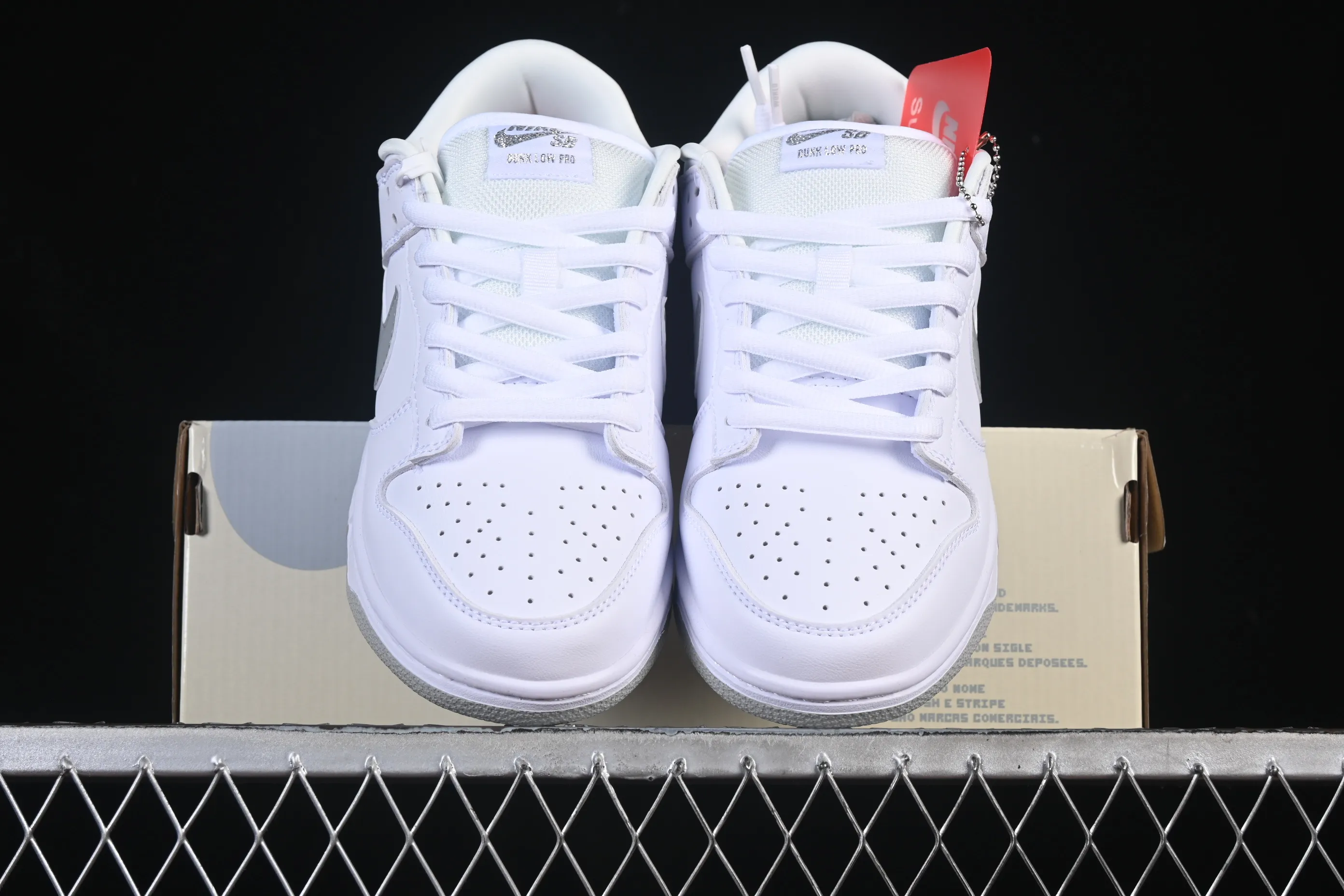 All Categories Nk SB Dunk Series Nk SB Dunk Low Low-top sneakers Supreme x Nike Dunk SB Dunk Low joint white low-top casual skateboard shoes HQ8487-100